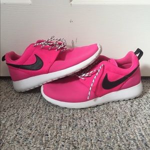 Nice girls Nike Roshe run shoes pink size 6Y